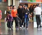 组图：张柏芝包场携儿畅游游乐园