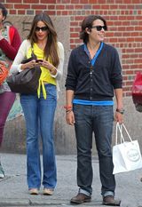 组图：美丽辣妈索菲亚与帅儿子纽约购物