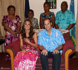 组图：威廉夫妇穿民族装 凯特桃红色裹胸裙风情万种