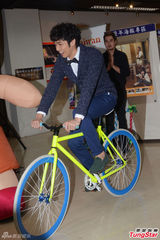 组图：刘以豪进军日本拍戏 装肚痛扮冷酷男