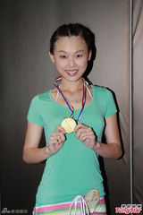 组图：港姐佳丽首度泳衣亮相 水上展傲人身姿