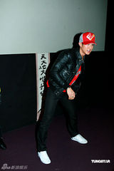 幻灯：吴尊喜迎新年 现场书写春联与影迷熊抱