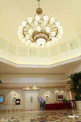 组图：陈小春应采儿婚礼现场 新人搞笑纸牌引路