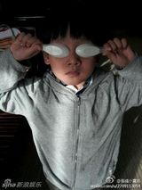 组图：孟庭苇5岁爱子搞怪帅气爱亲亲