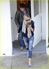 组图：塞隆与西恩潘外出 用手包挡脸幸福害羞