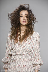 组图：张歆艺杂志大片掀欧美风 复古波浪卷凌乱时尚