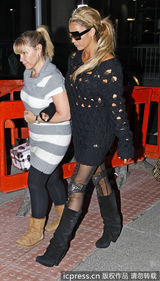 组图：乔丹镂空衫透双球 波霸超出街嘟嘴扮萌