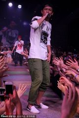 组图：陈冠希义乌夜店吸金50万卖力演出