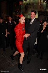 组图：刘嘉玲穿红裙戴红花亮相 生日自省不庆祝