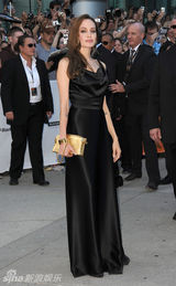 组图：皮特朱莉夫妻携手亮相新片《魔球》红毯