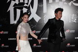 组图：2012新浪微博之夜红毯-情侣档李晨张馨予