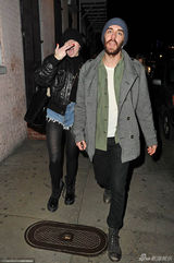 组图：麦莉-塞勒斯夜店High爆 比中指兴奋过头