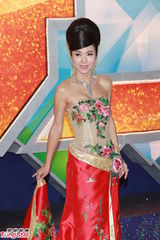 组图：TVB台庆红毯闪耀 米雪梳冲天髻杨怡珠光宝气