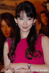 幻灯：林志玲妩媚卷发如芭比娃娃 被赞肌肤吹弹可破