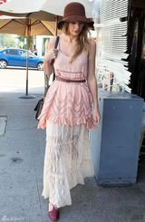 高清图：泰勒-斯威夫特街拍 粉色上衣搭蕾丝裙