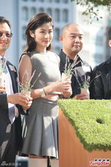 组图：陈慧琳露蛮腰亮相 称早替爱子报学校