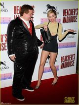 组图：麦莉派对与猛男贴身亲吻 兴奋上桌跳舞