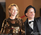 组图：凯莉-米洛金色裹身长裙走红毯霸气足