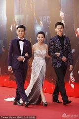 组图：金像红毯比一比 女神们全穿错了！