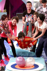 高清组图：陈伟霆《奖门人》抢镜 大玩胸爆气球