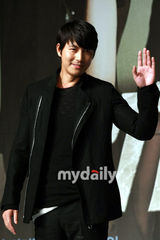 组图：郑雨盛(郑宇成)始源宣传《雅典娜》 秀爱优雅如女神