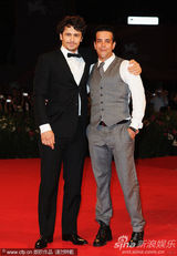 组图：电影《萨尔》首映 男演员Val Lauren大玩自拍