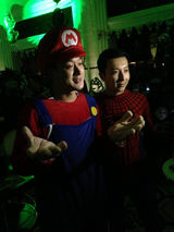 组图：黄晓明开生日派对 变身蝙蝠侠