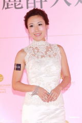 组图：李亚男李诗韵婚纱走秀 大秀窈窕好身材