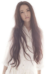 组图：郭碧婷空灵写真清新纯美 齐腰长发飘逸