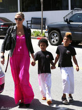 高清组图：海蒂-克鲁姆和儿子出行 夹克搭配长裙