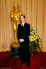 高清图：奥斯卡颁奖礼后台 童星麦考利成小型男