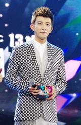 组图：大左执麦风云榜盛典 尽展潮男风范