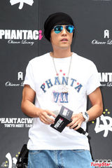 组图：周杰伦被问订婚打太极 自豪暴瘦腹肌仍在