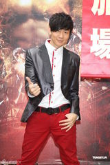 高清图：林俊杰为个唱造势 英俊现身相伴豪车