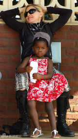 幻灯图集：麦当娜携女儿出席慈善学校奠基仪式