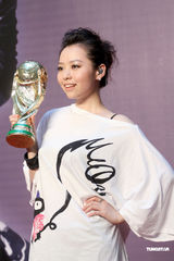 高清图：张靓颖分身有术日赶两场 出道五年无假期