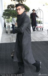 组图：吴奇隆穿长风衣现身 见跟拍不爽瞪镜头