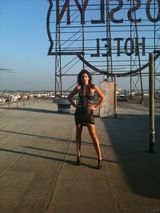 幻灯图：辛迪-克劳馥性感写真 成《芭莎》封面人物