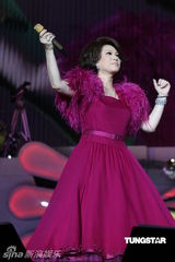 组图：蔡琴百万精华上海演唱会 回忆往事泪盈眼眶