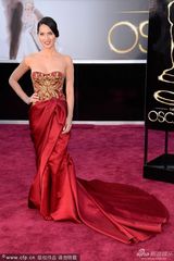 组图：奥利维亚-穆恩大红刺绣礼服显东方韵味