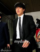 组图：韩星柳时元涉嫌追踪殴打妻子出庭受审