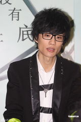 组图：许嵩新专辑发布会 加盟新东家海蝶音乐