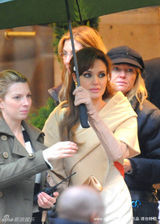 幻灯图：朱莉巴黎拍新片 白裙读报收敛野性玩知性