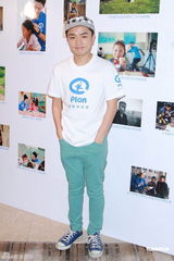 组图：王祖蓝唐宁欧倩怡探访陕西贫童