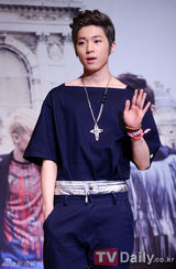 组图：韩团TEEN TOP携新碟回归 首唱会帅气