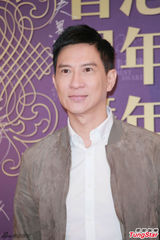 组图：章子怡火红包身裙挽手梁朝伟 宗师夺4奖