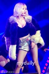 组图：TroubleMaker贴身热舞助兴韩足联颁奖礼