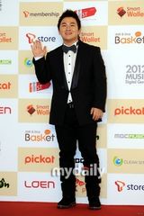 组图：Melon颁奖歌手云集 BEAST等帅气亮相