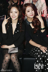 组图：李钟硕亮相时装周 f(x)Amber中性风帅气