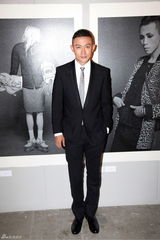 组图：聂远优雅亮相老佛爷摄影展